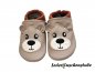 Preview: Lederpuschen beige-braun mit Bär (Gesicht Augen, Nase und Mund geschickt) Ohren (Leder beige) und Schnauze (Leder creme) und Namen Ferse (creme) rechts
